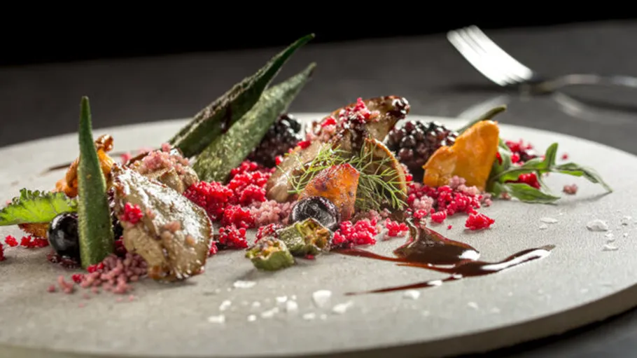Gourmetgericht mit lebhaften Farben auf Teller.