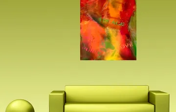 Grünes Sofa und abstrakte Kunst an gelber Wand.
