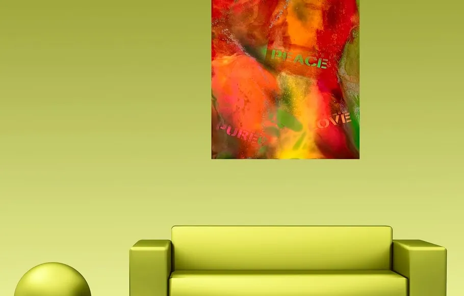 Grünes Sofa und abstrakte Kunst an gelber Wand.