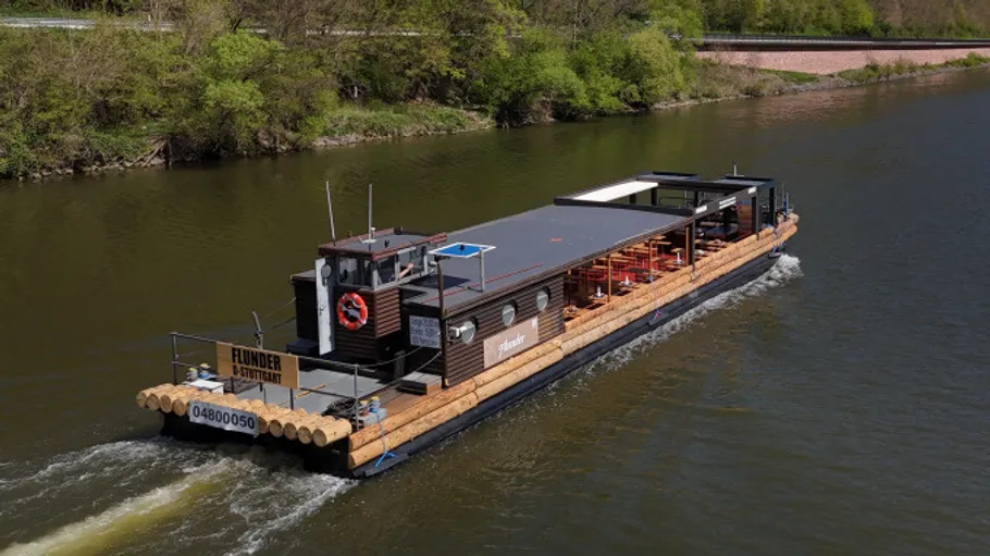 Rustikaler Kahn segelt auf ruhigem Fluss.
