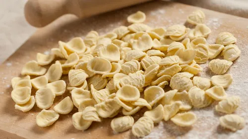 Orecchiette-Nudeln auf Holzbrett.