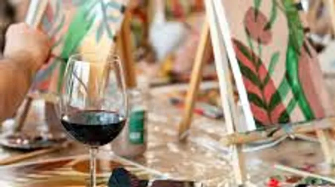 Weinglas und Malerei im Kunstkurs.