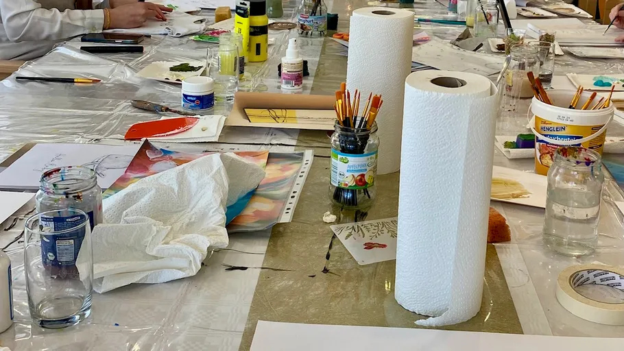 Kunstzubehör auf einem Tisch während eines Workshops.
