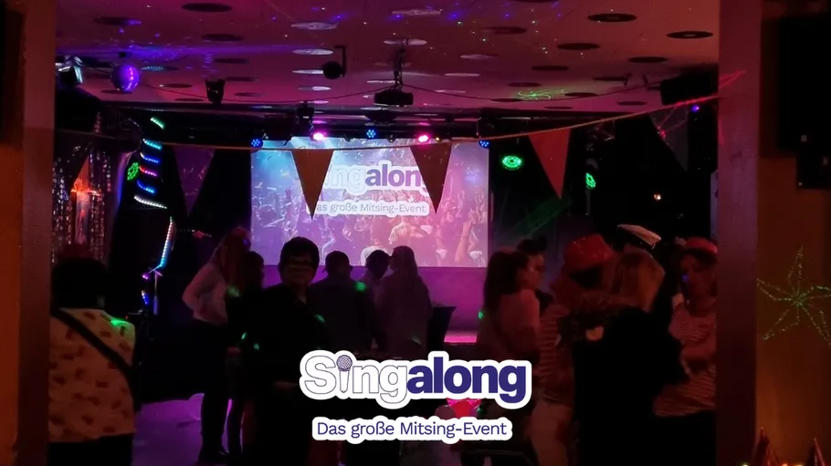 Menschen versammeln sich bei Karaoke-Event mit Dekoration.