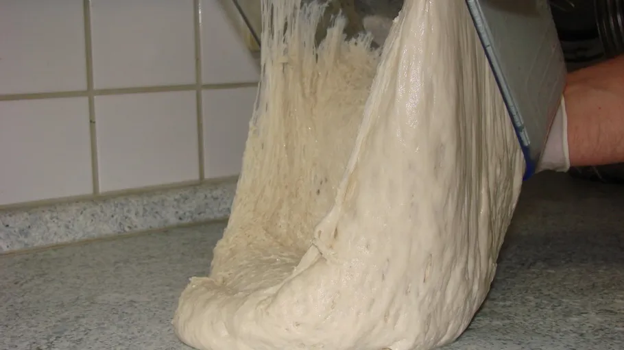 Teig wird auf Küchentheke gegossen.