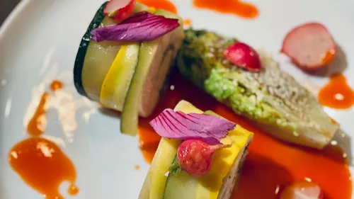 Gourmet-Essen mit roter Sauce angerichtet.