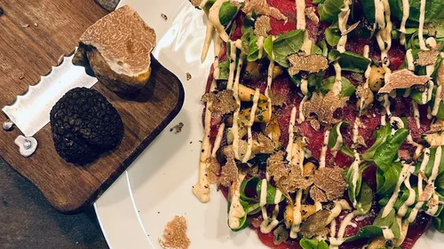Trüffel auf Carpaccio mit Grünzeug.