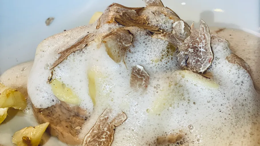 Gericht mit Trüffeln und Schaum auf Teller.