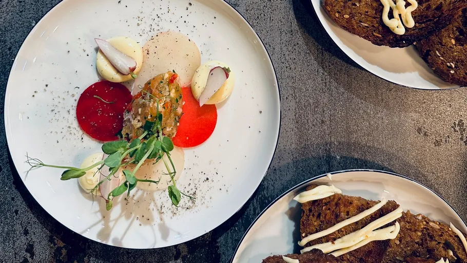 Elegantes Gericht mit Brot und Belägen.