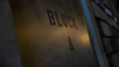 Schild mit Text 'BLOCK A', schwach beleuchtet.