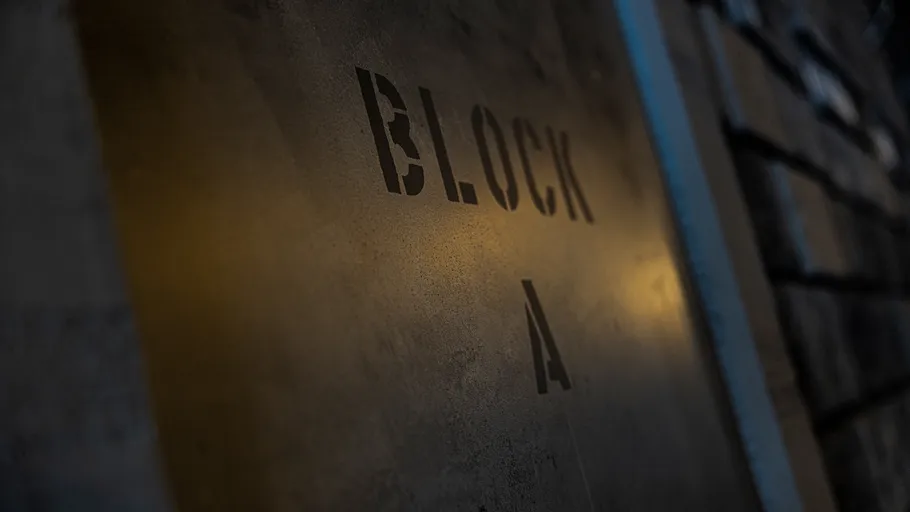 Schild mit Text 'BLOCK A', schwach beleuchtet.