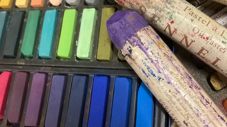 Bunte Pastelle in einer Schachtel angeordnet.