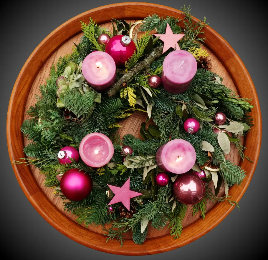 Weihnachtskranz mit Kerzen und Kugeln.