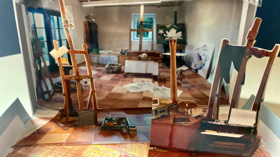 Kunststudio mit Staffeleien und Malutensilien.