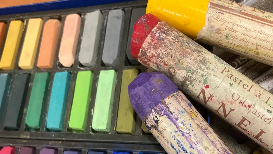 Bunte Pastelle auf einem Tisch verstreut.