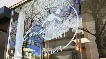 Schaufenster mit Töpferei-Schriftzug und Spiegelung.
