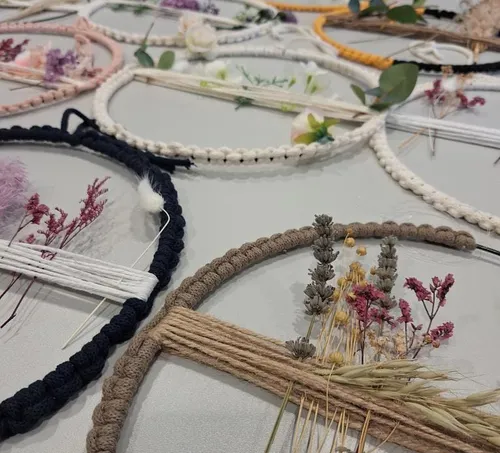 Makramee-Reifen mit Trockenblumen und Schnüren.