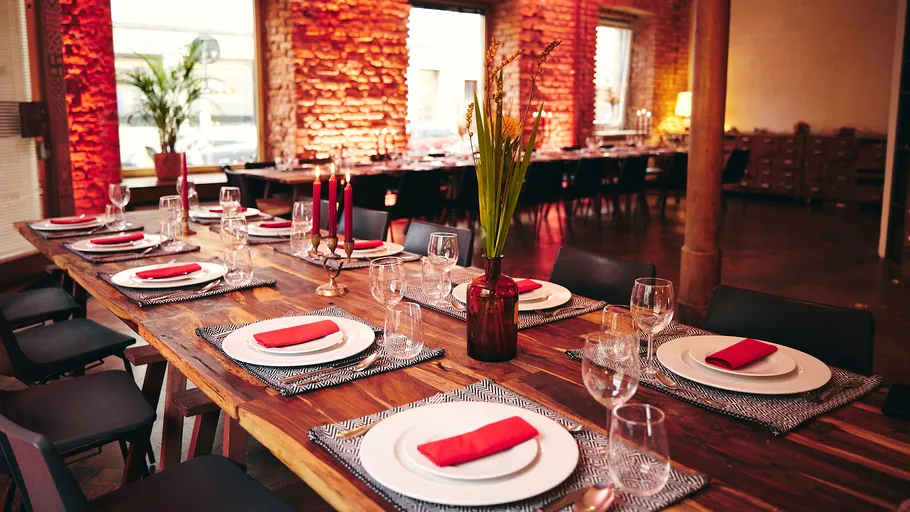 Eleganter Esstisch in stilvollem Restaurant gedeckt.