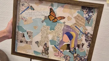 Collage mit Schmetterlingen in Holzrahmen.