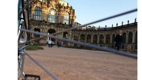 Fahrradspeichen, historisches Gebäude, Fußgänger laufen.