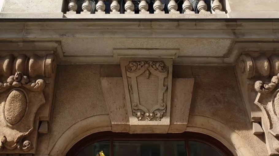 Verzierte Steinfassade mit dekorativen Schnitzereien.