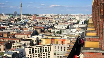 Blick auf Berliner Skyline mit Fernsehturm.