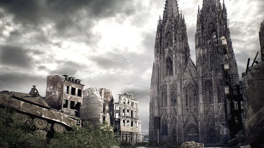Panzer neben Ruinen und gotischer Kathedrale.