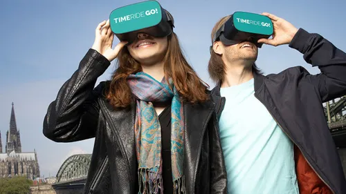 Zwei Personen mit VR-Headsets im Freien.