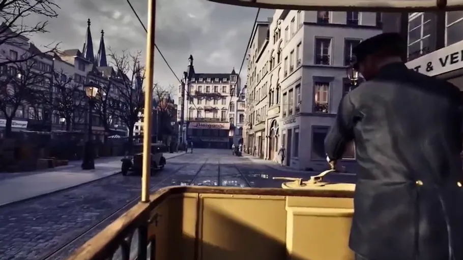 Fahrer lenkt Straßenbahn durch historische Stadtstraße.