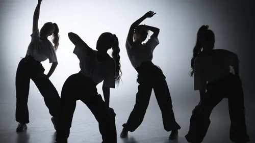 Vier Personen in Silhouette beim Tanzen.