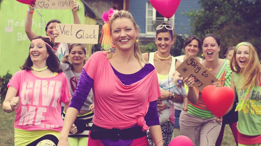 Frauengruppe feiert mit Luftballons im Freien.