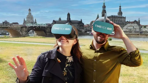 Zwei Personen tragen VR-Headsets am Fluss.