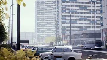 Autos fahren auf Stadtstraße mit hohen Gebäuden.