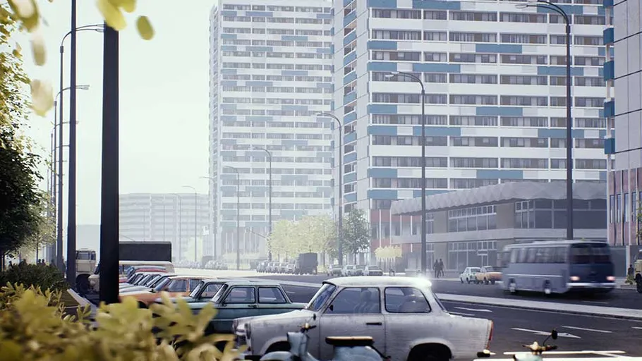 Autos fahren auf Stadtstraße mit hohen Gebäuden.