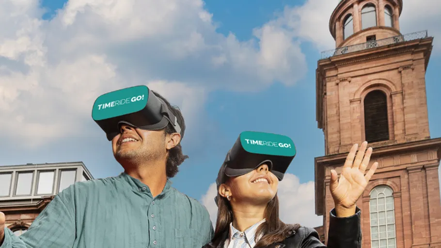 Zwei Personen genießen VR nahe historischem Gebäude.