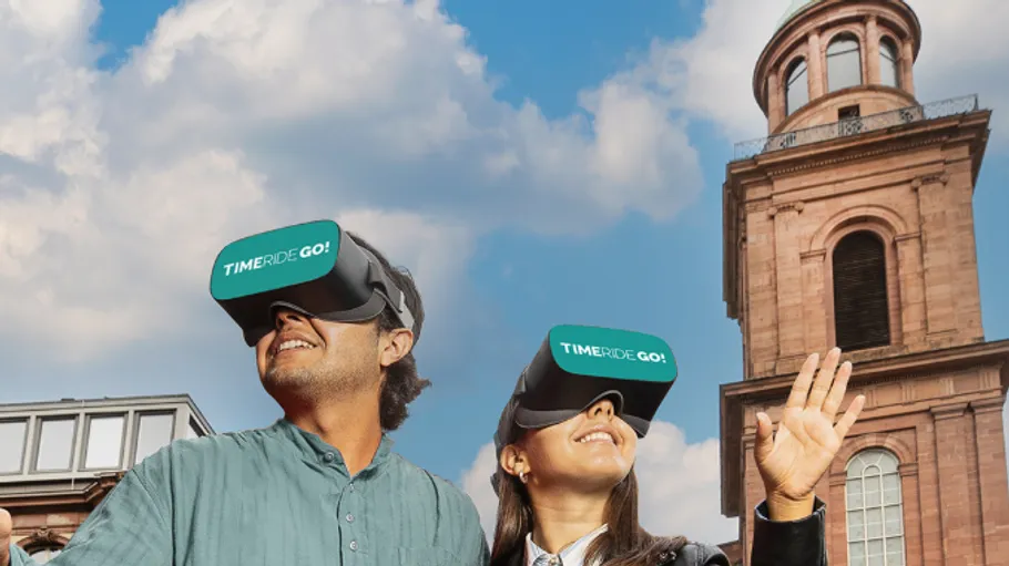 Zwei Personen mit VR-Headsets im Freien.
