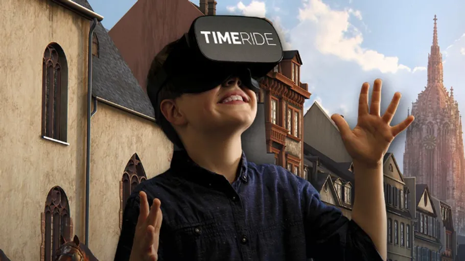 Junge mit VR-Headset, lächelnd in historischer Umgebung.