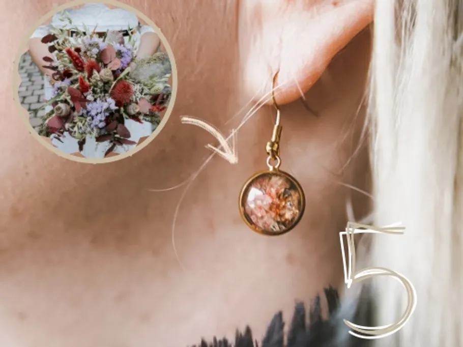 Ohrringe mit getrockneten Blumen hängen am Ohr einer Person.