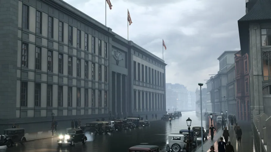 Oldtimer auf regennasser Straße, historische Gebäude.