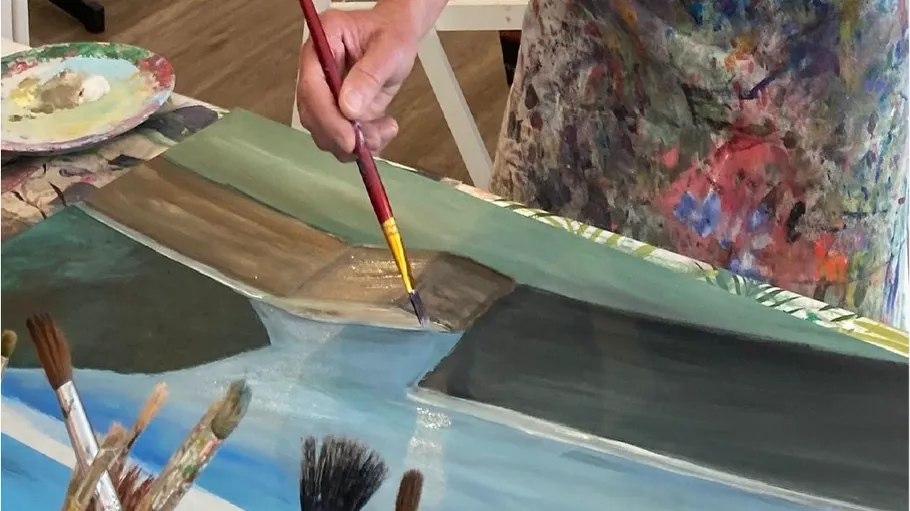 Person malt Landschaft auf Leinwand im Studio.