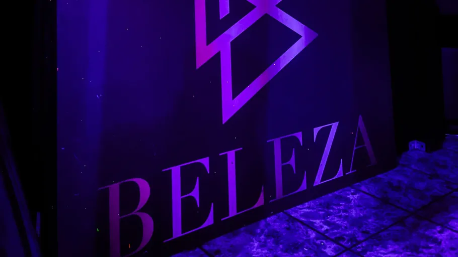 Logo and 'BELEZA' text in purple light.