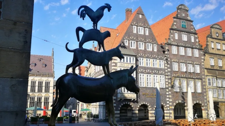 Tierplastik auf historischem europäischen Stadtplatz.