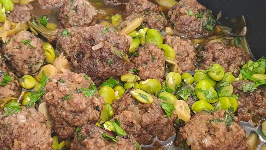 Fleischbällchen mit dicken Bohnen in Sauce.