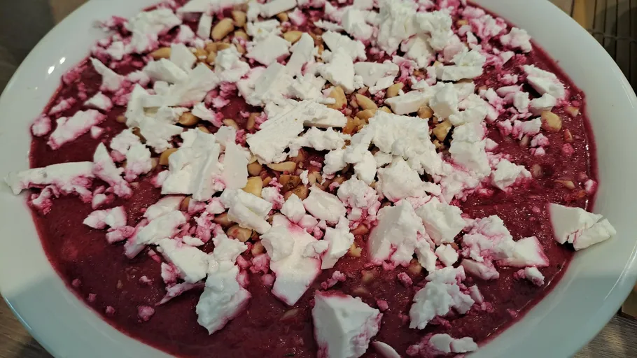 Rote-Bete-Suppe mit Feta und Nüssen oben.
