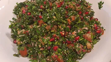 Taboulé-Salat mit Petersilie, Tomaten, Granatapfelkernen.