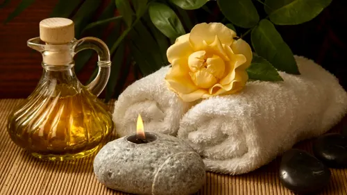 Spa-Artikel mit Blume und Kerze arrangiert.
