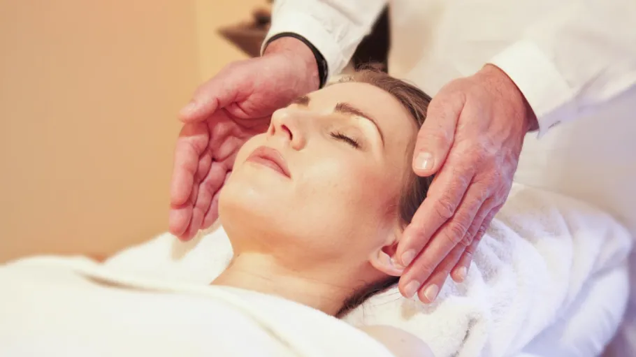 Person erhält eine Heilsitzung im Spa.