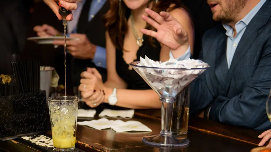 Barkeeper mixt Getränk für Personen an der Bar.
