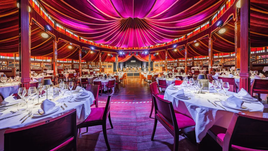 Elegantes Restaurant mit violettem Zeltdach.