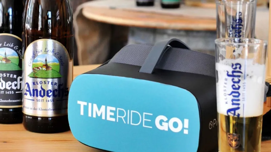 VR-Headset auf Tisch mit Bierflaschen.